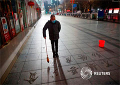 Un hombre practica la caligrafía de caracteres chinos en una acera mientras el país es golpeado por un brote de coronavirus en Jiujiang, provincia de Jiangxi, China, el 3 de febrero de 2020.
