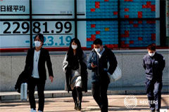 Disminuyen las infecciones por coronavirus y Apple se convierte en nueva víctima económica Personas con mascarillas pasan por delante de una pantalla que muestra el índice Nikkei en Tokio, Japón 3 de febrero de 2020.