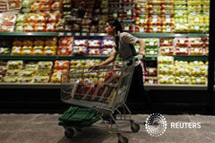 El IPC preliminar sube en octubre al 3,5% Imagen de una empleada en un supermercado de El Corte Inglés en Madrid el pasado mes de agosto