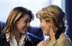 Cospedal califica de «error tremendo» la ausencia de Aguirre De Cospedal (I) y Aguirre hablan antes del inicio de una reunión de la ejecutiva del PP en Madrid el 16 de marzo de 2009.