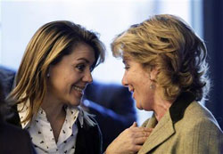 De Cospedal (I) y Aguirre hablan antes del inicio de una reunión de la ejecutiva del PP en Madrid el 16 de marzo de 2009.