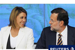 El PP no descarta una moción censura si reúne suficientes apoyos El líder del PP, Mariano Rajoy (D) y la secretaria general del partido, María Dolores de Cospedal, hablan antes del inicio de su comité ejecutivo nacional en Madrid el 23 de mayo de 2011.