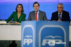 Un hombre empotra su coche en la sede del PP en Madrid El presidente español Mariano Rajoy (centro) , la secretaria general del PP, María Dolores de Cospedal (izq) y el vicesecretario general Javier Arenas (dcha) durante una reunión del comité ejecutivo en la sede del partido en Madrid el 2 de diciembre de 20