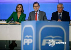 El presidente español Mariano Rajoy (centro) , la secretaria general del PP, María Dolores de Cospedal (izq) y el vicesecretario general Javier Arenas (dcha) durante una reunión del comité ejecutivo en la sede del partido en Madrid el 2 de diciembre de 20