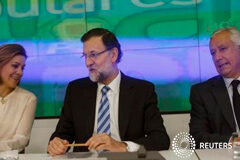 Rajoy pide al PP que se centre en la economía para ganar votos Rajoy (C) se sienta junto a la secretaria general del PP, María Dolores de Cospedal (I) y el vicesecretario general, Javier Arenas, antes del inicio de la Junta Directiva Nacional del partido en Madrid el 7 de abril de 2015