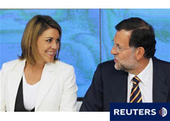 El líder del PP, Mariano Rajoy (D) y la secretaria general del partido, María Dolores de Cospedal, hablan antes del inicio de su comité ejecutivo nacional en Madrid el 23 de mayo de 2011.