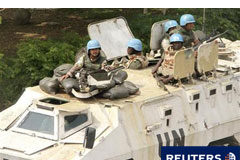La ONU halla más de 100 cadáveres en Costa de Marfil Cascos azules de la ONU patrullan por una calle de Abiyán el 7 de abril de 2011.