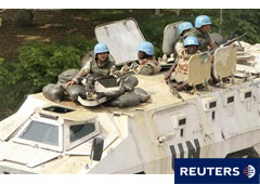 Cascos azules de la ONU patrullan por una calle de Abiyán el 7 de abril de 2011.
