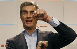 El PP valenciano cede y sustituye a Costa Costa gesticula el 13 de octubre en la reunión del partido regional en Valencia.