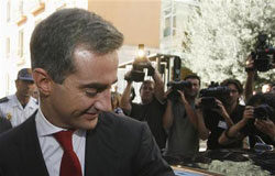 Rajoy convoca al partido y el PP suspende de militancia a Costa Costa sale de las Cortes Valencianas en Valencia, el 14 de octubre de 2009.