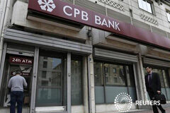 Chipre prepara controles de capital para evitar huídas de efectivo un honbre ante un cajero automático del Banco Popular de Chipre en Atenas