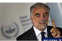 Gadafi y sus allegados podrían ser investigados, dice la CPI El fiscal general Luis Moreno-Ocampo en La Haya, el 3 de marzo de 2011.