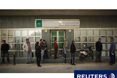 España mantiene un débil crecimiento hasta marzo Gente espera la apertura de una oficina de empleo en Alora, cerca de Málaga, el 4 de mayo de 2011.
