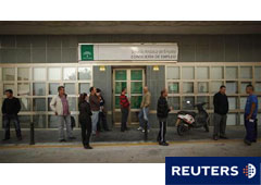 Gente espera la apertura de una oficina de empleo en Alora, cerca de Málaga, el 4 de mayo de 2011.