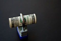 La reforma del Régimen de subordinación de los créditos de vinculados Un billete enrollado dentro de un candado