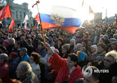 Manifestantes prorrusos en la localidad crimea de of Yevpatoria el 5 de marzo