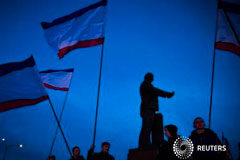 Crimea pide formalmente unirse a Rusia tras el referéndum Varias personas con banderas de Crimea en Simferopol el 16 de marzo de 2014