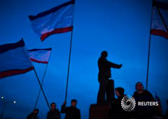 Varias personas con banderas de Crimea en Simferopol el 16 de marzo de 2014