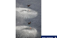 Aumenta el temor global por la crisis nuclear en Japón Helicópteros de la Fuerza Aérea japonesa recogen agua del océano para arrojarla sobre los reactores en la central nuclear de Fukushima Daiichi, en Fukushima, el 17 de marzo de 2011.
