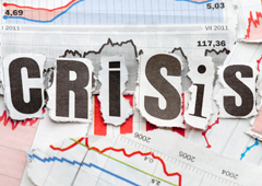 Unos gráficos y la palabra 'CRISIS' formada por recortes de letras