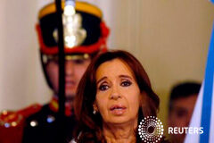 Decenas de miles despiden a presidenta saliente de Argentina Cristina Fernández de Kirchner en un acto oficial en el último día de su mandato en la Casa Rosada en Buenos Aires el 9 de diciembre de 2015