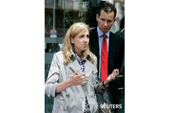 El juez cita a declarar como imputada a la infanta Cristina La Infanta Cristina (I) y su marido Iñaki Urdangarin hablan a los medios fuera del Hospital Clinic tras visitar al Rey Juan Carlos I en Barcelona, el 10 de mayo de 2010