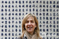 «Enorme preocupación» del Gobierno por la imputación de la Infanta La infanta Cristina (C) sonríe en un acto cerca de Hanoi el 20 de noviembre de 2009
