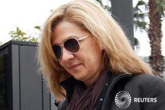 El juez aplaza la declaración de la infanta Cristina tras el recurso Cristina de Borbón entra en la sede de La Caixa en Barcelona, donde trabaja, el 5 de abril de 2013