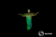 Brasil espera una inauguración del Mundial tranquila La estatua del Cristo Redentor bañada con los colores de la bandera brasileña antes del inicio del Mundial, el 11 de junio de 2014
