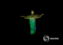 La estatua del Cristo Redentor bañada con los colores de la bandera brasileña antes del inicio del Mundial, el 11 de junio de 2014