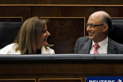 El Gobierno cerrará las empresas públicas deficitarias en 2012 El ministro de Hacienda, Cristóbal Montoro, junto a la titular de Trabajo, Fátima Báñez, el 11 de enero de 2012 en Madrid