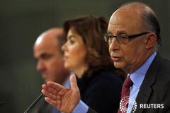 El presupuesto de España para 2013 sube por la deuda Los ministros de Economía, Luis de Guindos (I), y Hacienda, Cristóbal Montoro, a ambos lados de la vicepresidenta del Gobierno, Soraya Sáenz de Santamaría, el 27 de septiembre de 2012