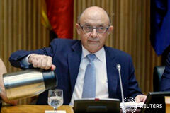 El Gobierno español sugiere más rebajas fiscales si gana las elecciones El ministro de Hacienda, Cristobal Montoro, en la rueda de prensa para presentar los Presupuestos en el Congreso el martes