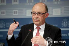 España aprueba medidas fiscales para minimizar daños por la falta de gobierno Cristobal Montoro, gesticulando durante una rueda de prensa en Madrid, España, el 31 de marzo de 2016