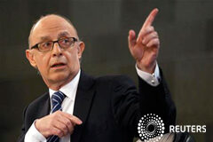 Montoro apunta a una próxima subida del IVA Montoro en rueda de prensa en Moncloa el 1 de junio de 2012