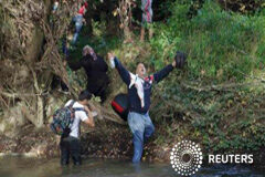 Croacia cierra las fronteras pero los inmigrantes continúan entrando Un inmigrante reacciona tras cruzar el río Sutla cerca de Senkovec, Croacia, de camino a Eslovenia, 18 de septiembre de 2015