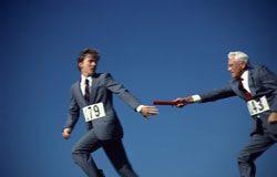 Palos y astillas Dos personas, una mayor y la otra joven, jugando al relevo.