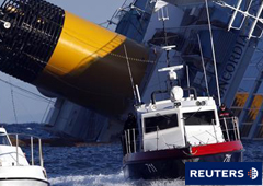 Dos barcos de rescate cerca del crucero sumergido el 17 de enero de 2012 en Giglio