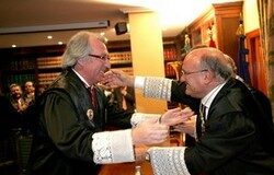 Carnicer entrega la Cruz al Mérito en el Servicio de la Abogacía a Joaquín Hergueta Entrega de la Cruz al Mérito