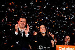 Ciudadanos sería hoy el partido más votado en unas generales, según un sondeo El líder de Ciudadanos, Albert Ribera, y la candidata del partido para Cataluña, Inés Arrimadas, sonríen tras los resultados de los comicios regionales en Barcelona, el 21 de diciembre de 2017