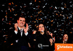 El líder de Ciudadanos, Albert Ribera, y la candidata del partido para Cataluña, Inés Arrimadas, sonríen tras los resultados de los comicios regionales en Barcelona, el 21 de diciembre de 2017