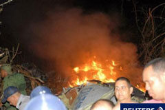 El establecimiento de sucursal extranjera en Cuba Moratinos (izq.) junto a su homólogo cubano, Bruno Rodríguez (dcha.), en una ceremonia en la plaza de la Revolución de La Habana el 19 de octubre.