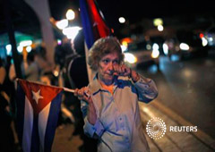 Una exiliada cubana llora tras el anuncio el 17 de diciembre de 2014 en Miami