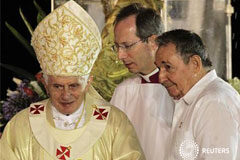 El Papa pide por una sociedad nueva y abierta en Cuba El Papa Benedict XVI (I) junto al presidente cubano Raúl Castro (D) después de la misa celebrada en la Plaza de la Revolución Antonio Maceo