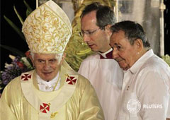 El Papa Benedict XVI (I) junto al presidente cubano Raúl Castro (D) después de la misa celebrada en la Plaza de la Revolución Antonio Maceo El Papa Benedict XVI (I) junto al presidente cubano Raúl Castro (D) después de la misa celebrada en la Plaza de la Revolución Antonio Maceo