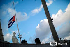 Cómo será la vida sin Castro y con Trump de vecino inquieta a los cubanos Un soldado monta guardia junto a una bandera a media asta en la plaza de la Revolución, el 27 de noviembre de 2016