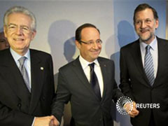 En la imagen, el presidente del Gobierno, Mariano Rajoy (D), el primer ministro italiano (I) y el presidente de Francia, François Hollande, se dan la mano en un aparte de la cumbre de la UE en Bruselas, el 13 de diciembre de 2012
