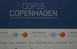 El jefe del IPCC vería «muy bien» una reducción del 20% del CO2 Pachauri, el jefe climático de la ONU Yvo de Boer, el primer ministro danés, Lars Lokke Rasmussen, y la alcaldesa de Copenhague, Ritt Bjerregaard, asisten a la Conferencia sobre el Cambio Climático en Copenhague el 7 de diciembre de 2009