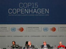 Pachauri, el jefe climático de la ONU Yvo de Boer, el primer ministro danés, Lars Lokke Rasmussen, y la alcaldesa de Copenhague, Ritt Bjerregaard, asisten a la Conferencia sobre el Cambio Climático en Copenhague el 7 de diciembre de 2009