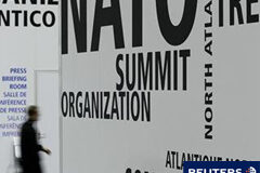 PREVIA-La UE espera que la cumbre refuerce los lazos con EEUU Un periodista camina cerca del centro de prensa de la cumbre de la OTAN en Lisboa, el 18 de noviembre de 2010.